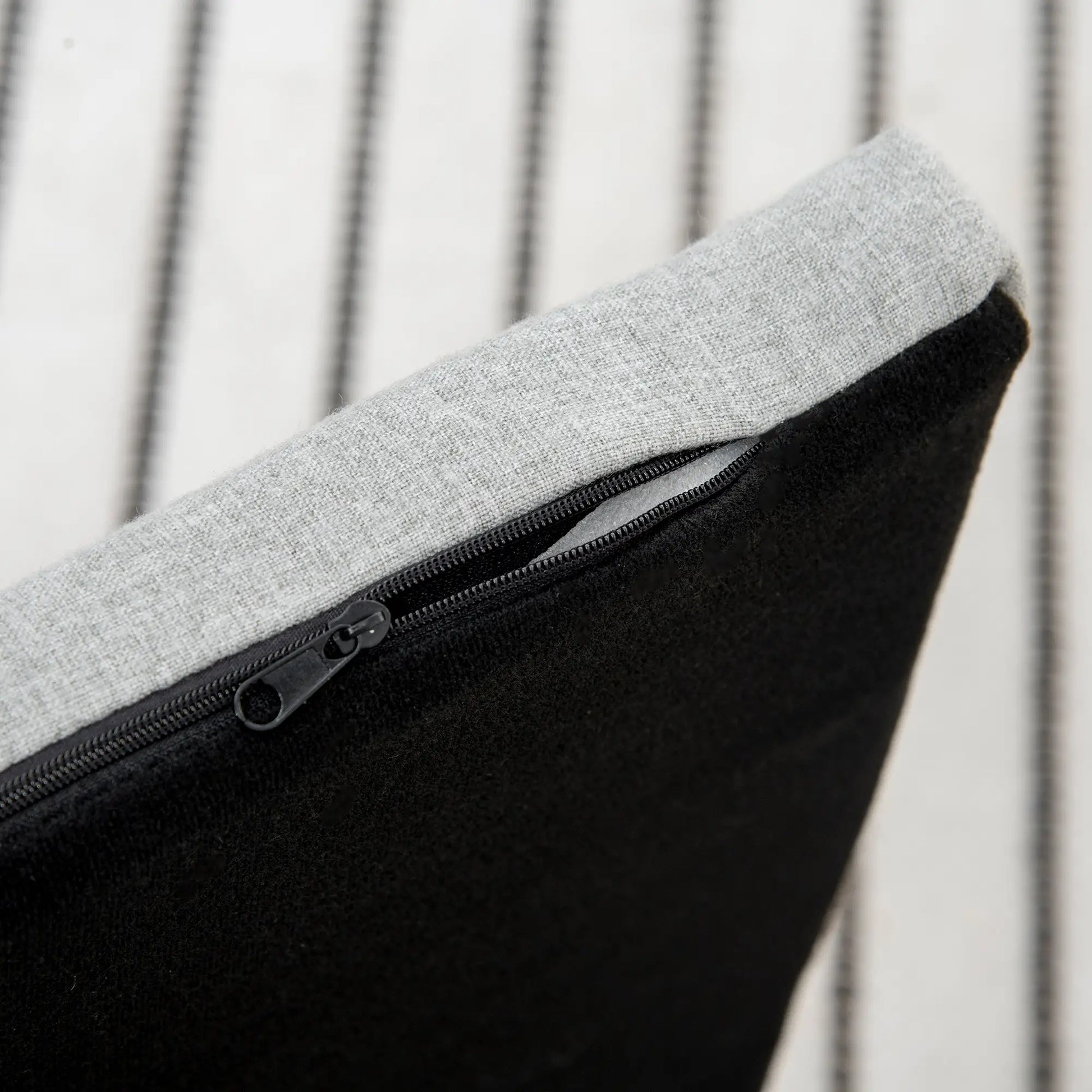 Sofá para perros medianos SANTIAGO, con patas de madera y 20 kg de soporte 82x54x36cm gris - Camadog